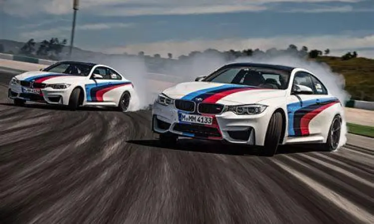 BMW M4 sedang beraksi di lintasan balap