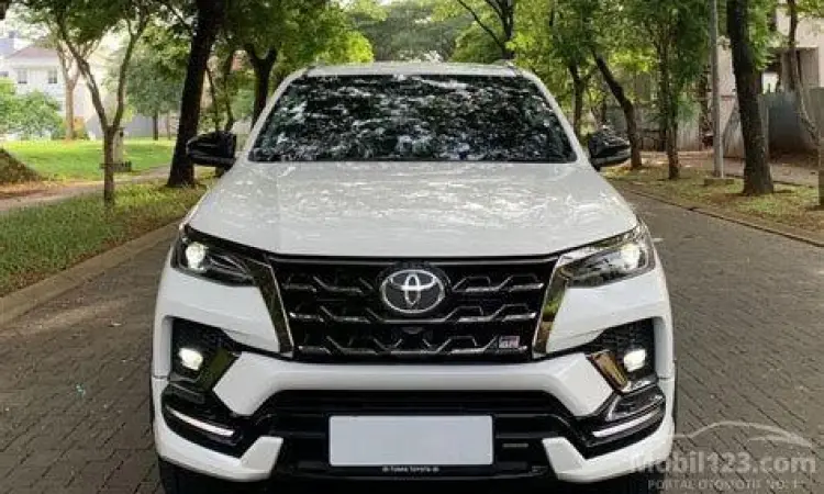 Toyota Fortuner VRZ bekas berwarna putih