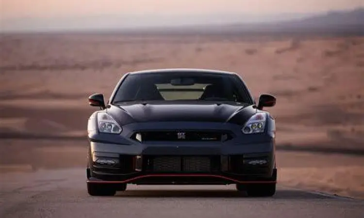 Desain Eksterior Nissan GT-R Tampilan depan Nissan GT-R R35 yang agresif