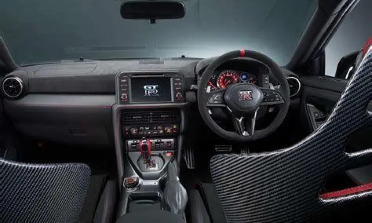 Interior Nissan GT-R Nismo dengan sentuhan karbon