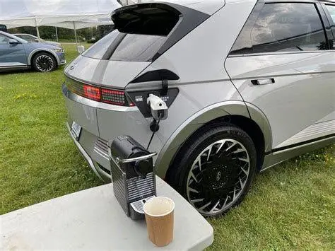 Fitur V2L Hyundai Fitur V2L Hyundai Ioniq 5 menyalakan peralatan rumah tangga