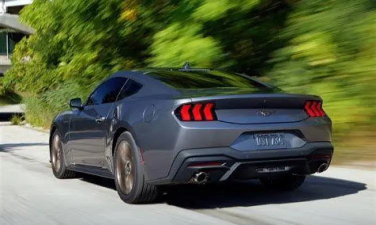 Ford Mustang EcoBoost warna merah