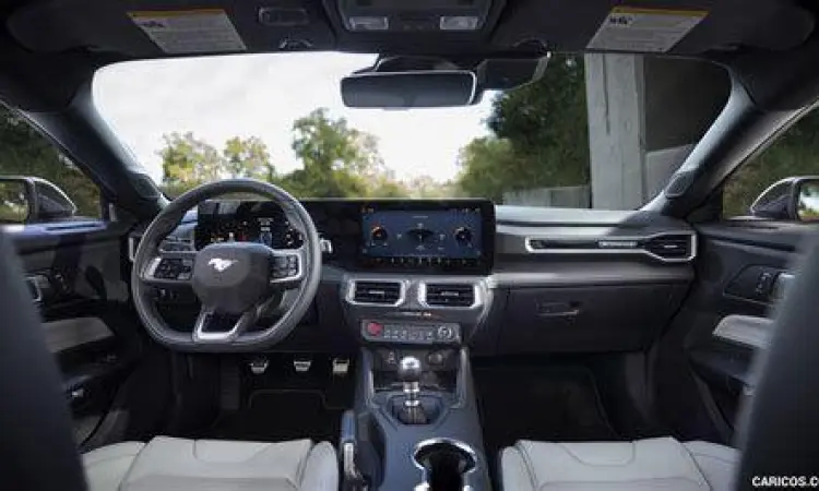 Interior Ford Mustang modern dengan panel instrumen digital