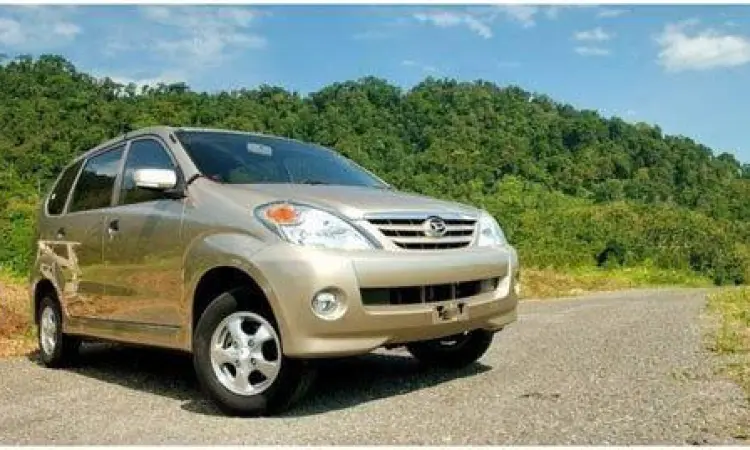 Daihatsu Xenia bekas generasi pertama warna silver