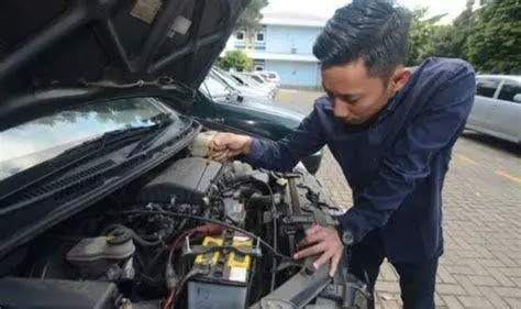 Inspeksi Mesin Xenia Mekanik sedang mengecek mesin Daihatsu Xenia