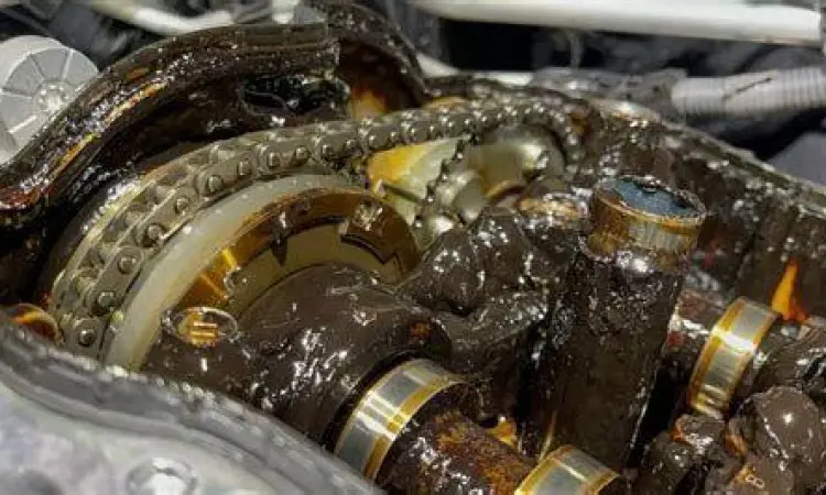 Kondisi mesin mobil yang terkena lumpur oli