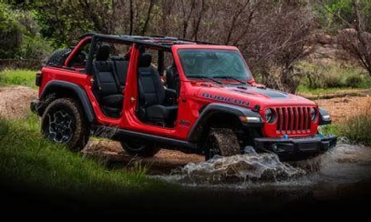 Rubicon di Medan Off-road Jeep Rubicon melewati medan berbatu dengan sistem Rock-Trac