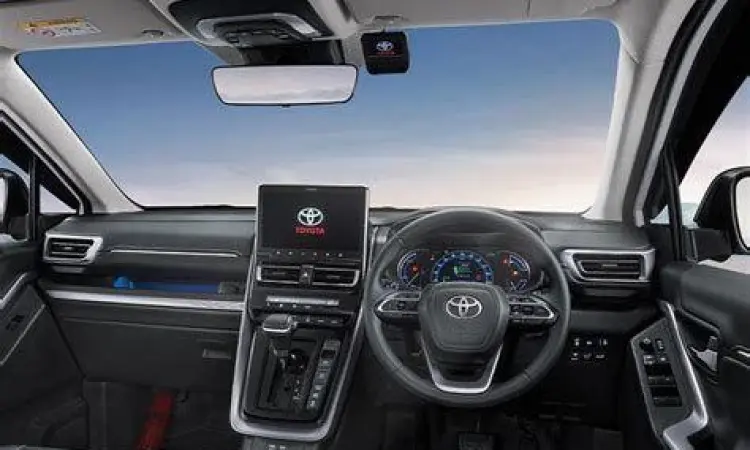 Interior Toyota Innova Zenix Hybrid yang mewah
