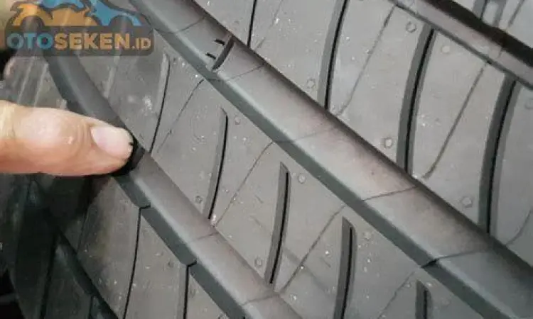 Pengecekan TWI Ban Mengecek indikator TWI pada ban mobil untuk keselamatan