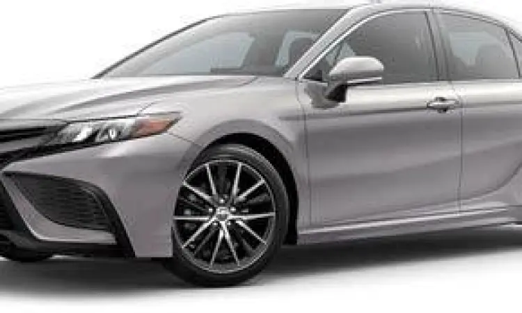 Eksterior Toyota Camry berwarna silver yang mewah