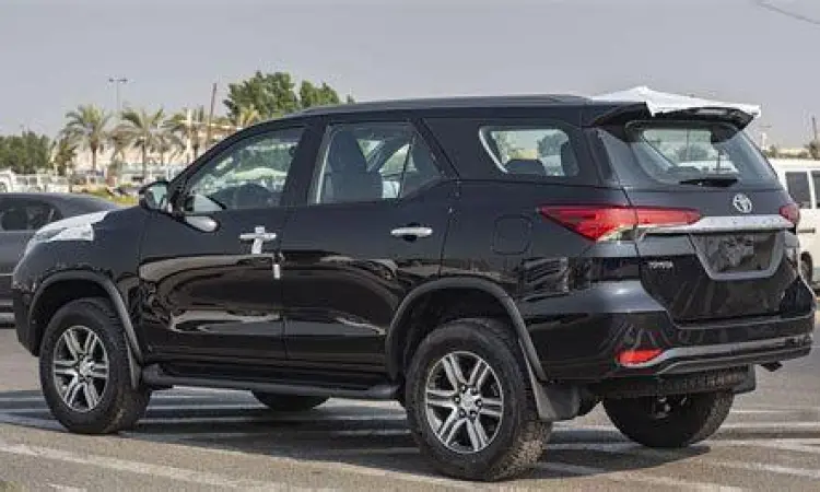 Toyota Fortuner Hitam Mobil Fortuner 2023 warna hitam yang elegan di jalan raya