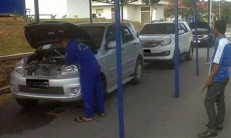 Inspeksi Mobil Bekas Proses pengecekan fisik mobil bekas Suzuki