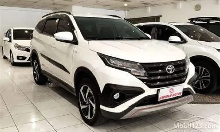 Koleksi unit Toyota Rush bekas di showroom