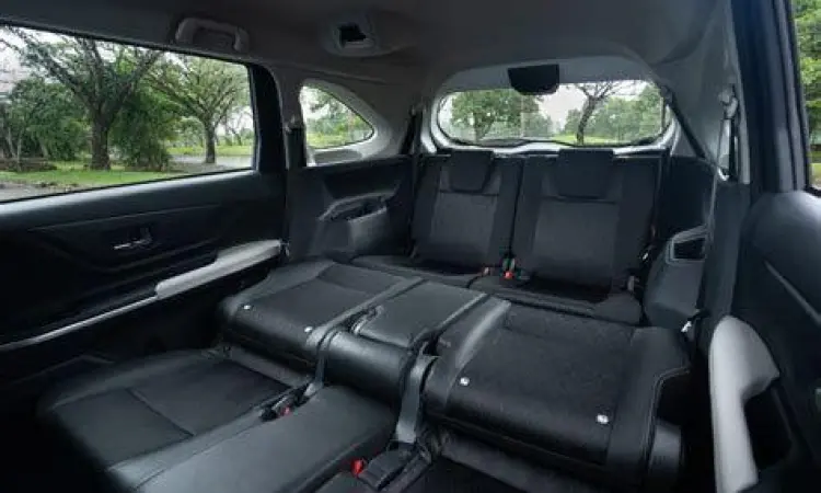 Fitur Long Sofa Mode pada interior Toyota Veloz
