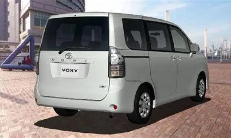 Bagian belakang Toyota Voxy dengan lampu LED horizontal