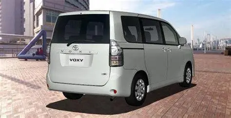 Eksterior Belakang Toyota Voxy Bagian belakang Toyota Voxy dengan lampu LED horizontal