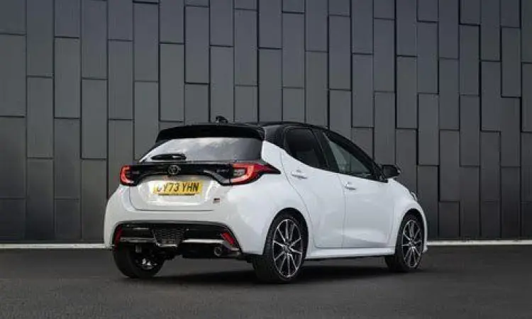Tampilan samping Toyota Yaris GR Sport dengan velg alloy hitam