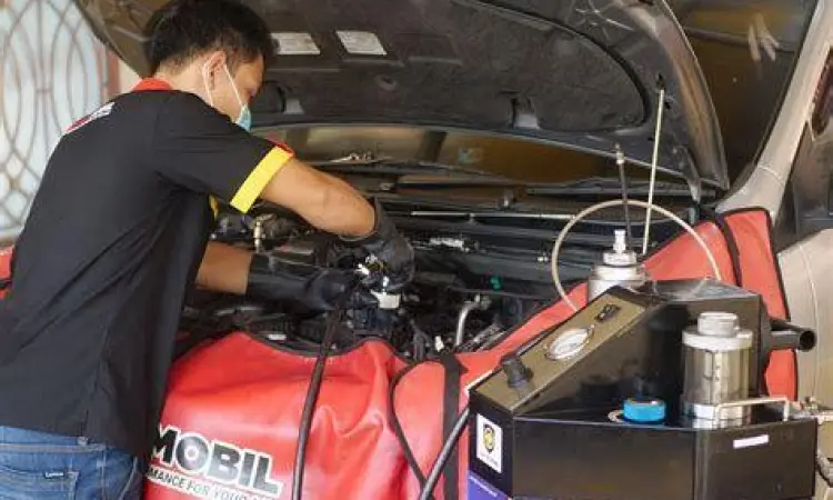 Proses penggantian oli mesin mobil di bengkel resmi