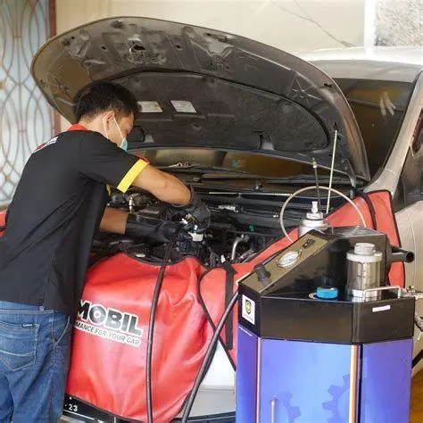 Layanan Ganti Oli Mobil Proses penggantian oli mesin mobil di bengkel resmi