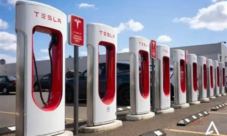Proses pengisian daya mobil Tesla di charging station