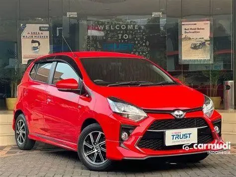 Toyota Agya GR Sport 2024 Toyota Agya GR Sport warna merah di jalan raya