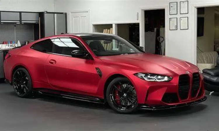 Tampilan samping BMW M4 Competition merah