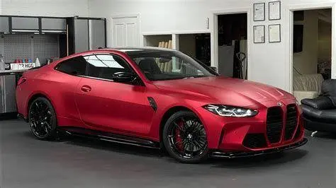 BMW M4 Competition Tampilan samping BMW M4 Competition merah