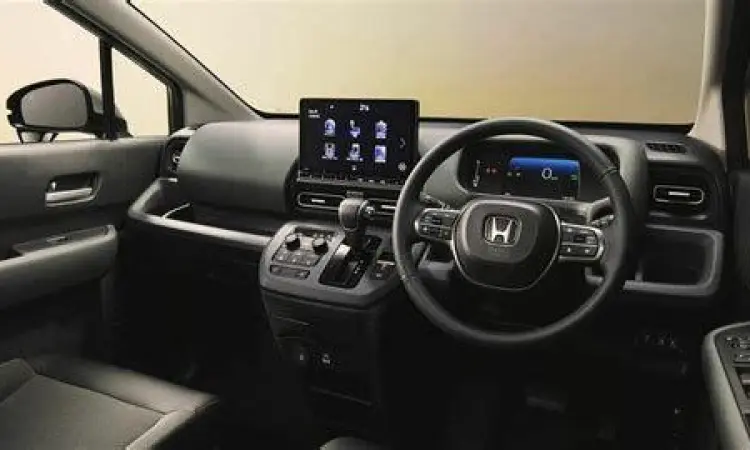 Interior mewah Honda Freed dengan dashboard bertingkat