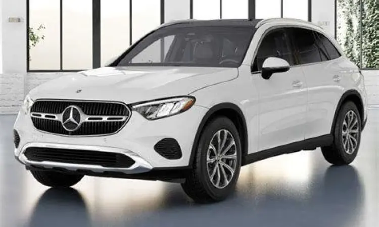 Mobil SUV Mercedes-Benz GLC 300 4MATIC di jalan raya