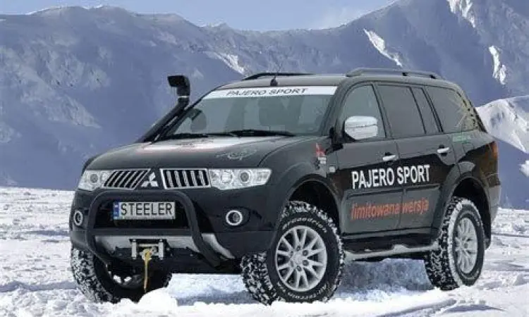 Mitsubishi Pajero Sport melibas medan off-road