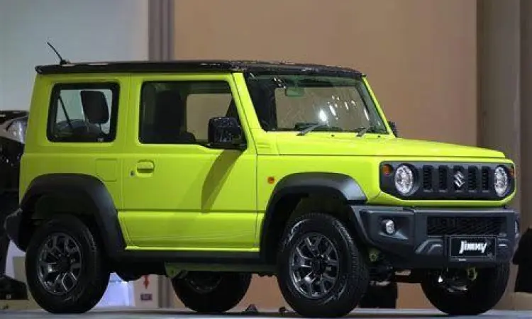 Suzuki Jimny 3-door melintasi medan offroad