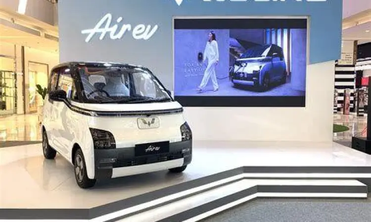 Eksterior depan Wuling Air ev putih yang futuristik