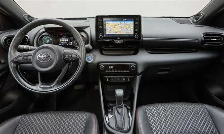 Interior Toyota Yaris 2021 Interior dashboard Toyota Yaris 2021 dengan head unit modern