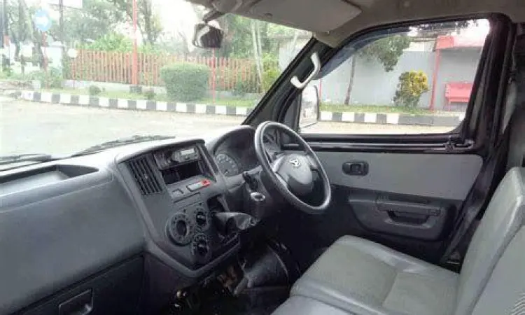 Cek kondisi interior dan dashboard mobil pick up bekas