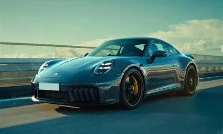 Tampilan samping Porsche 911 Carrera yang elegan