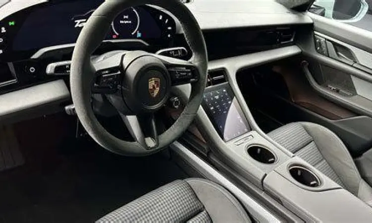 Interior mewah Porsche Taycan dengan layar digital penuh