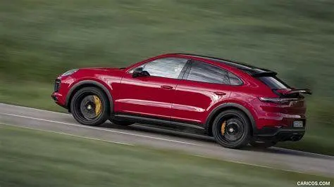 Porsche Cayenne Performa SUV Mobil Porsche Cayenne merah sedang melaju di pegunungan