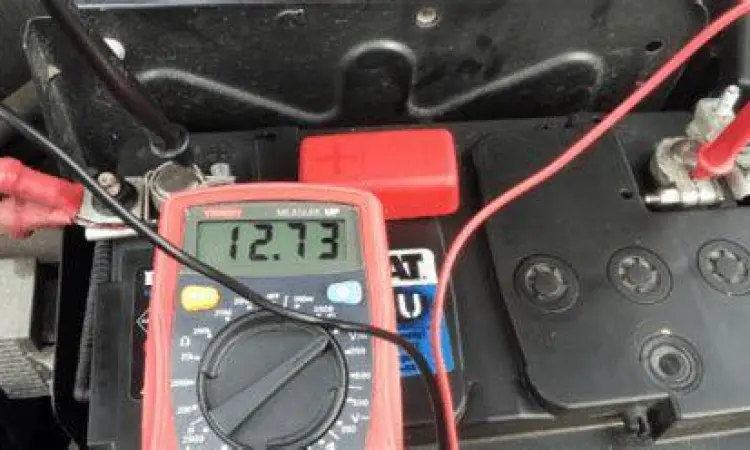 Pengecekan tegangan aki mobil menggunakan multimeter