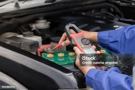 Cek Kesehatan Aki Pengecekan aki mobil dengan multimeter