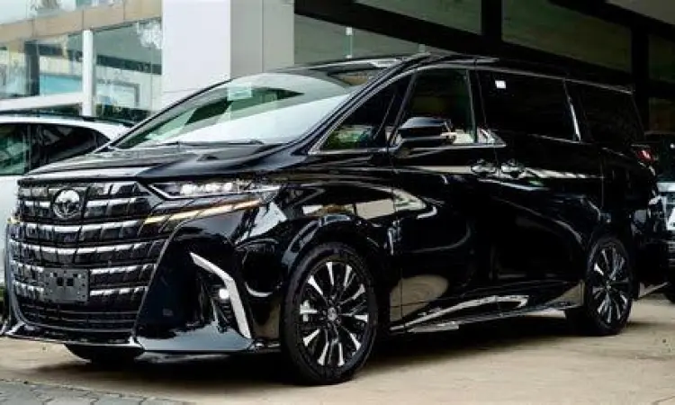 Tampilan luar Toyota Alphard hitam yang mengkilap