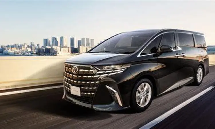 Toyota Alphard sedang dikendarai di jalan raya