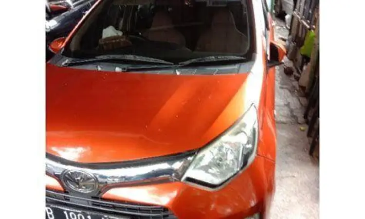 Proses inspeksi mesin mobil bekas Toyota Calya