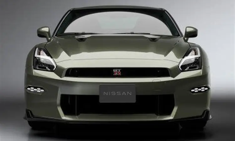 Nissan GT-R R35 Exterior Tampilan depan Nissan GT-R R35 yang agresif