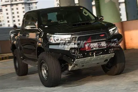 Modifikasi Hilux 4x4 Toyota Hilux dengan modifikasi ban besar dan suspensi tinggi