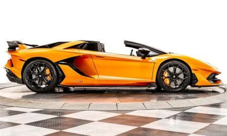 Lamborghini Aventador SVJ dengan warna oranye yang mencolok