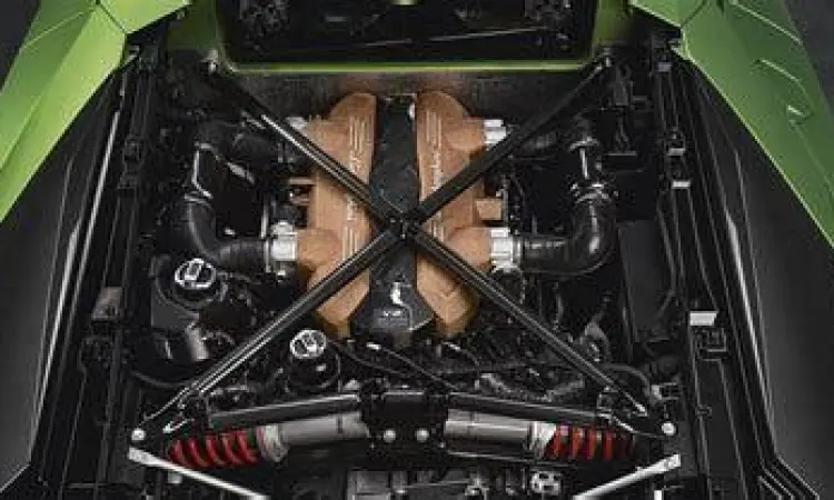Detail mesin V12 Lamborghini Aventador yang bertenaga
