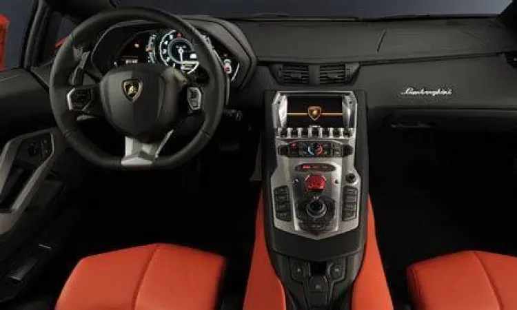 Interior mewah Lamborghini Aventador dengan material serat karbon