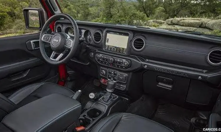 Interior Jeep Wrangler Rubicon 2021 dengan layar Uconnect