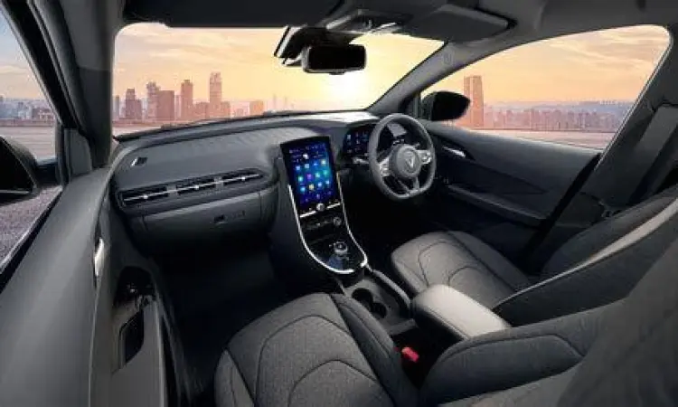 Interior VinFast VF e34 Interior mewah VinFast VF e34 dengan layar vertikal