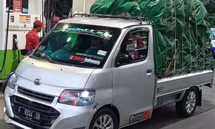 Layanan Sopir Jasa Angkut supir jasa angkut sedang menata barang kiriman